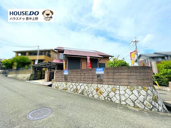 小野原西の閑静な住宅街に佇む邸宅。前面道路は広く角地で解放感がございます。お車は3台駐車可能。ゆとりあるワンランク上の生活をお送りいただけます。