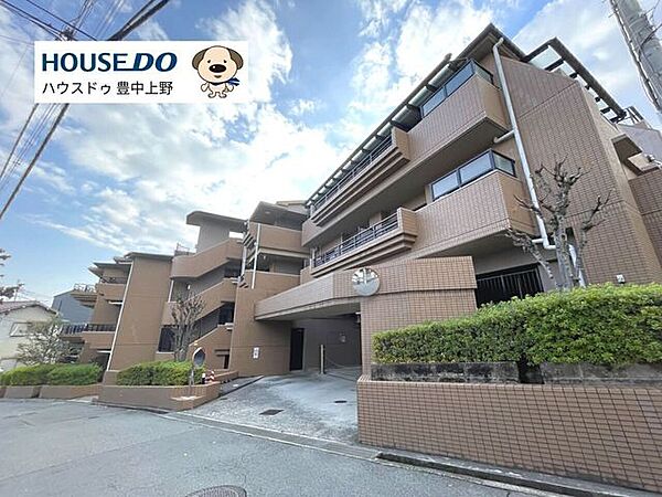 緑豊かで閑静な住宅地に立地しており、エントランスにはオートロック、宅配ボックス、駐車場にはロボットゲートが設置されています。教育施設、買物施設が10分圏内にあり、たいへん便利な環境です。