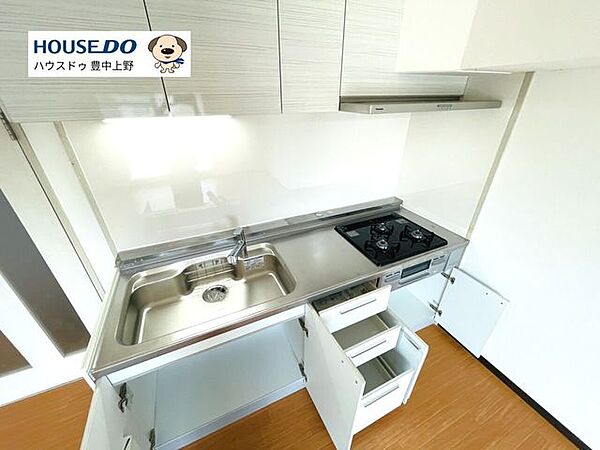 新調されたシステムキッチン！三口コンロで毎日のお料理がはかどります◎