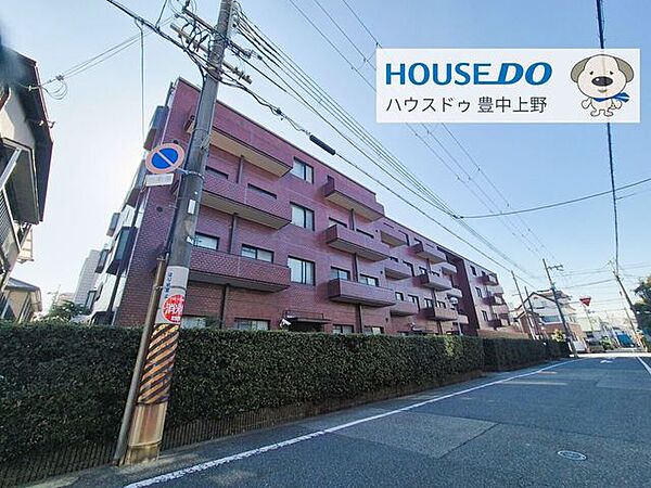 人気の桜塚エリアのマンションです！レンガ調のタイルがオシャレな雰囲気を演出しています！第三中学校をはじめとする周辺教育施設が充実しています！