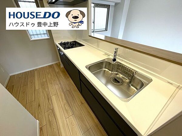 カウンターキッチンに食洗機・浄水器を備えた機能的なキッチン。コンロ横に窓があり、自然光と風が入る心地よい空間です。