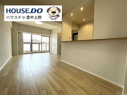 【LDK】南西向きの光が心地よく届く約16.8帖リビング。ワイドバルコニーの開放感と、26年4月フルリフォームの清潔感が魅力です。