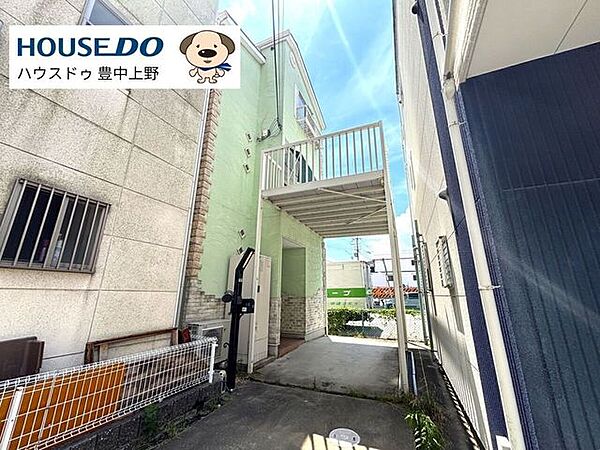 やわらかい色味の外観が印象的な戸建。内環状線が近く、車での買い物や通勤がしやすい環境です。