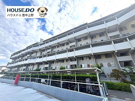 緑豊かな住環境に囲まれた大規模団地。教育施設やスーパー、公園が徒歩圏に揃い、子育て世帯にも暮らしやすい住環境が魅力です。