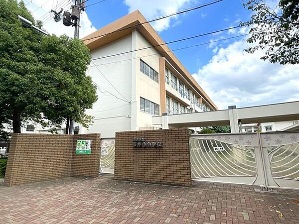 豊中市立桜井谷小学校 560m