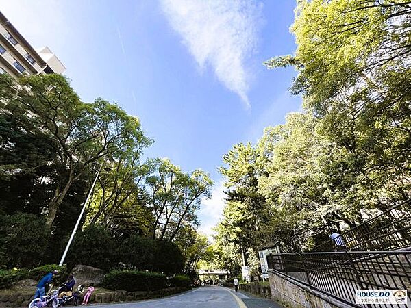 緑地公園駅前　緑道 530m