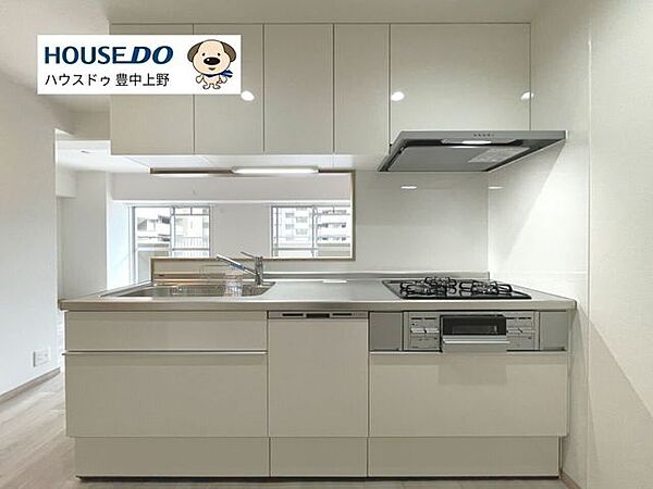 【食洗機付＆収納豊富】新規交換されたシステムキッチン♪人気の対面式で、リビングのご家族とお話ししながらの調理が可能です♪