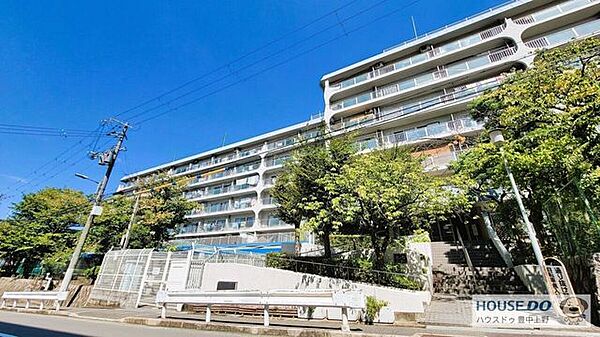 北大阪急行「桃山台」駅徒歩15分。田畑や竹林が残る緑豊かな環境で、教育施設・スーパー・公園が揃う暮らしやすい立地です。