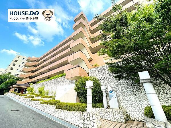 緑豊かな高台の住宅地に立地。周辺は閑静な住宅街で緑を感じながらお住まいいただけます。オートロック付きでセキュリティ面も安心！ペットの飼育も可能です♪
