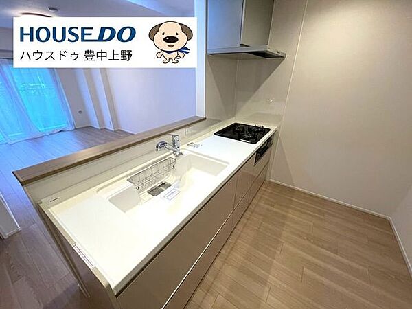 やさしい色調が心地よいカウンターキッチン。浄水器付きで使い勝手が良く、落ち着いた雰囲気の中で家事がしやすい空間です。