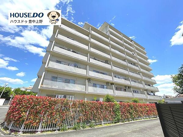 大規模マンションならではの安心感と、買物施設・学校・公園が揃う暮らしやすい住環境が魅力のマンションです。ロマンチック街道沿いの落ち着いた街並みで、家族みんなが心地よく過ごせる住まいです。