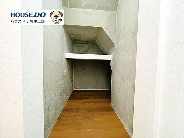 階段下を利用した大容量の収納スペース！日常使いしない大型の物や掃除機など余裕をもって収納いただけます！