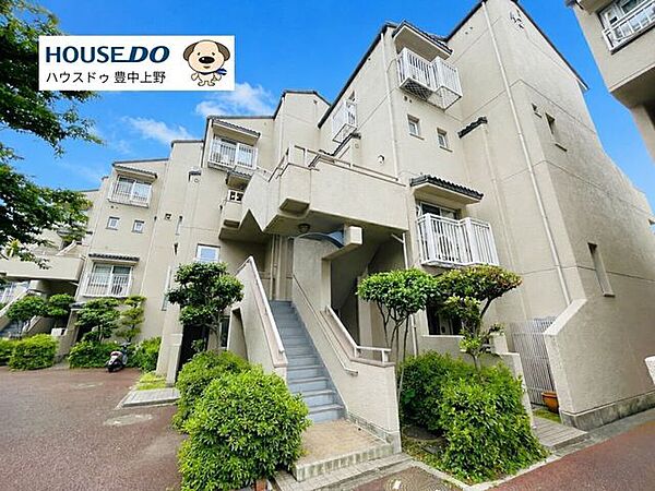 緑豊かな団地内に佇むお住まい。敷地内には植栽や広場が整備され、ゆとりある住環境が魅力です。小・中学校やスーパー、ドラッグストアが徒歩圏内に揃い、子育て世帯にもおすすめの立地です。