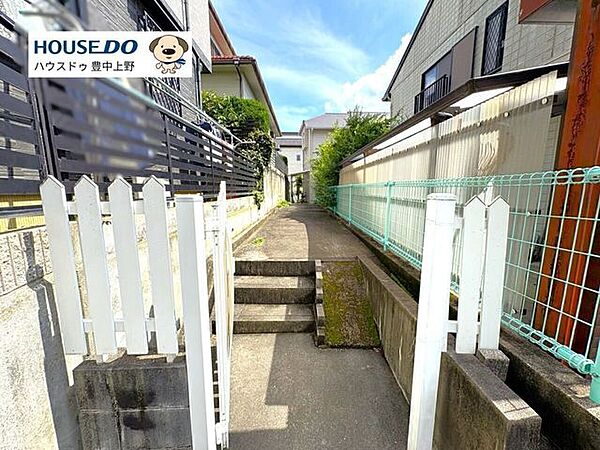 北側敷地奥に約0.9m2の私道負担がございます。
