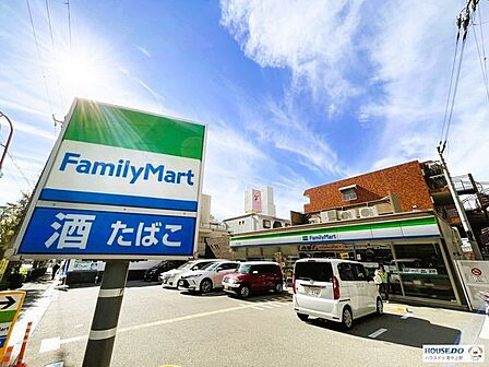ファミリーマート緑地公園駅西店 530m