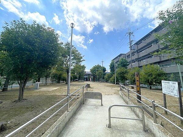 幸町公園 190m
