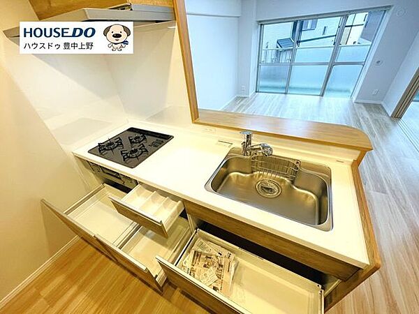 三口コンロでお料理がはかどるシステムキッチン！収納も豊富です！