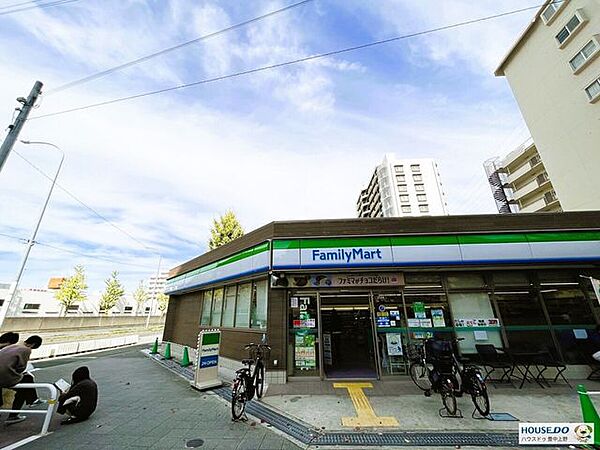 ファミリーマート緑地公園駅東店 90m
