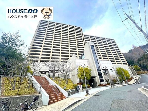緑豊かな高台の住宅地に立地。セキュリティシステム、共用施設が充実したペット飼育可能マンションです。北大阪急行「千里中央駅」直通のシャトルバスもございます。