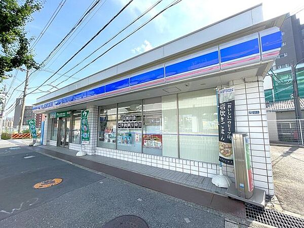 ローソン江坂町4丁目店 330m