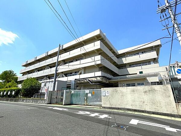 吹田市立江坂大池小学校 810m