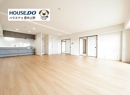 【LDK】リフォーム済み＆約24.8帖のLDKです！どんな家具の配置にするか、想像が膨らみそうなお部屋ですね！