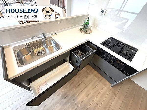 収納力のある、食洗機付きの明るく開放的なL型キッチンです。ご家族との時間を楽しみながらお料理をお楽しみいただけます。