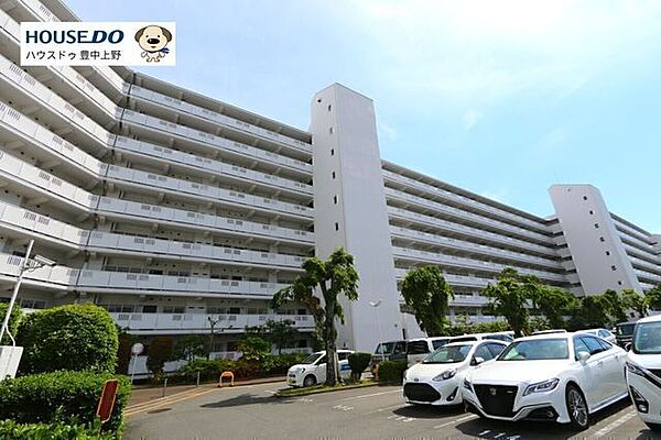 緑豊かな箕面エリアに佇む大規模マンション。陽当たり・通風良好、静かで落ち着いた住環境でファミリーにもおすすめです。