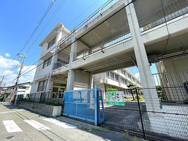 豊中市立蛍池小学校 520m