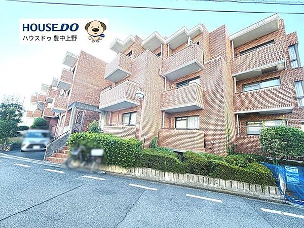 外壁は高級感のあるレンガ調タイル張り！徒歩圏内にスーパーやドラッグストアがあり、日々のお買物に便利な住環境です♪