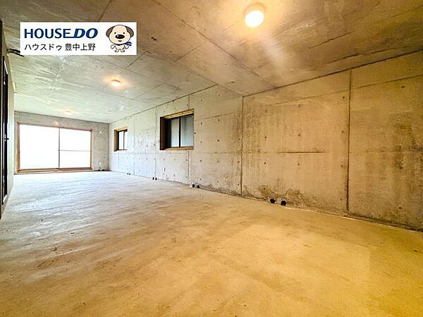 地下1階には50.25m2の地下室がございます！大きなお荷物を置いておくも良し、趣味など色々な用途でご使用いただけます♪