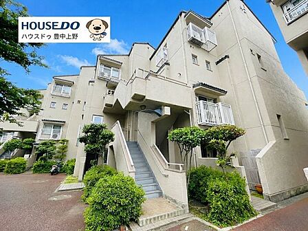 緑豊かな団地内に佇むお住まい。敷地内には植栽や広場が整備され、ゆとりある住環境が魅力です。小・中学校やスーパー、ドラッグストアが徒歩圏内に揃い、子育て世帯にもおすすめの立地です。