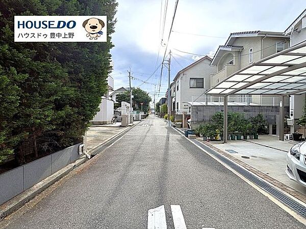 幹線道路まで約1分で出られる好立地！周辺は高い建物もなく開放的で交通量も少なくお車の出し入れも楽々♪