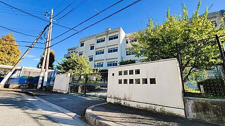 豊中市立第十五中学校 140m