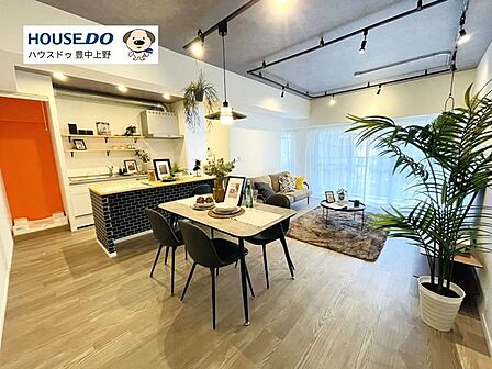 【LDK】オシャレなカフェの様な室内。リフォーム済みで清潔感もございます◎大きな窓から明るい日差しが差し込みます!