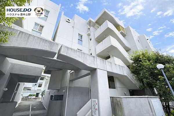 北大阪急行南北線「緑地公園駅」、阪急千里線「千里山駅」の2駅2沿線が利用可能です。緑地公園が徒歩圏にあり、緑豊かで閑静な住宅地に立地しています。近隣には買物施設が充実しており、便利な立地です。
