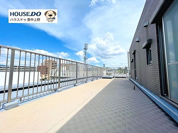 広々38.44m2のルーフバルコニーが魅力のお住まい！抜けた眺望で風通しも良好です♪様々な用途でお使いいただけます♪