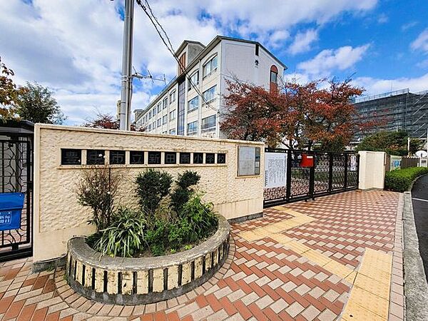 豊中市立新田南小学校 320m