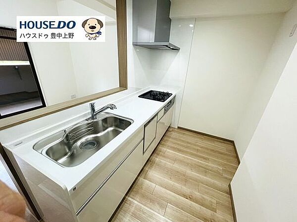 新調された食洗機付のシステムキッチン。白を基調のとした清潔感あふれるデザインで、空間全体がより明るく感じられます。