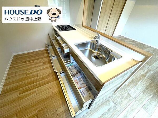 木目調の温かみが魅力のリノベ済住戸。吊戸棚なしで開放感のあるカウンターキッチンは、収納たっぷりで使い勝手も良好。