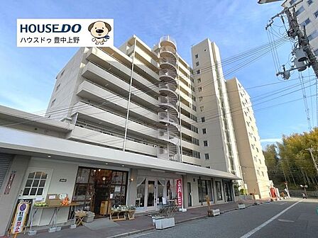 北大阪急行線「箕面船場阪大前」駅から徒歩6分!周辺はお買い物施設や公園が充実♪1階には店舗が入っております♪