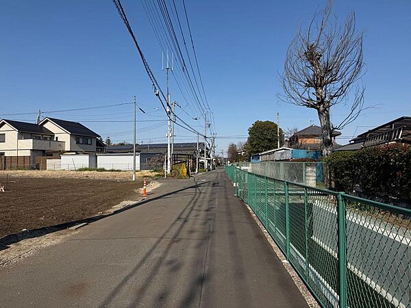 前面の南道路。向かい側は水路ですが、きれいに整備されていて、氾濫履歴はありません。