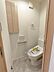 トイレ：ウォシュレット機能付きのトイレになります。収納ボックスも設置されています。
