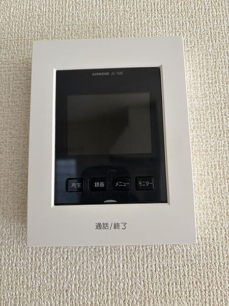 テレビモニター付きインターフォンが設置されておりますので、セキュリティは安心ですね