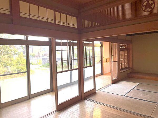 １階の縁側と和室です。広々ととても明るいスペースです。