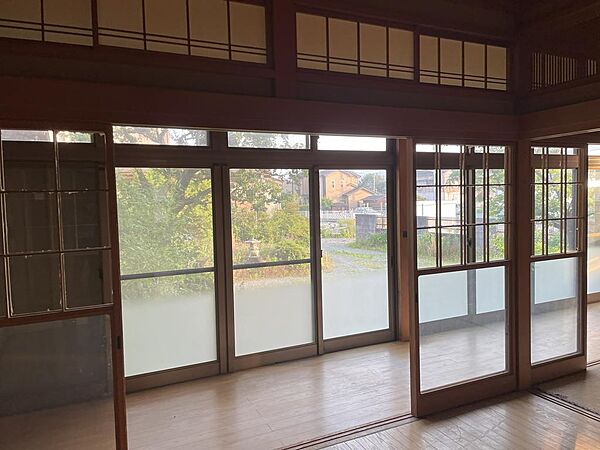 庭の草木を鑑賞できる癒しの縁側です。