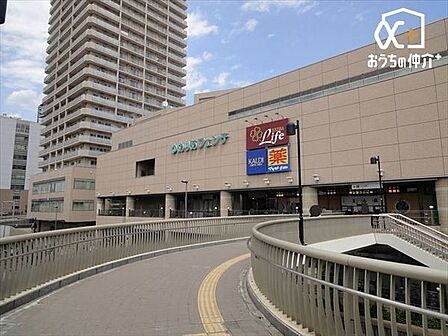 ゆめりあフェンテ 徒歩10分。大泉学園駅南口バスロータリー隣接の駅前ショッピング施設。駐車場は2か所あり合計280台収容可能 730m