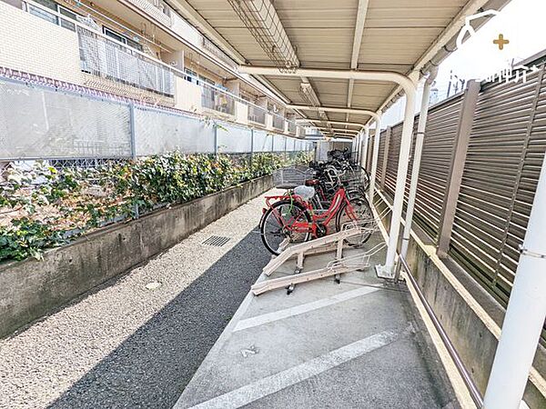 駐輪場は屋根付きで雨の日でも濡れることなく安心です。また、夏は暑い陽射しからも劣化を守ってくれます。