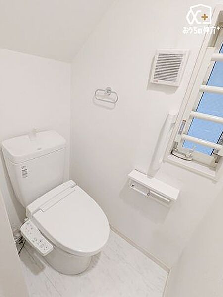 小窓があり換気もできるシンプルな内装のスッキリとした1階トイレです。