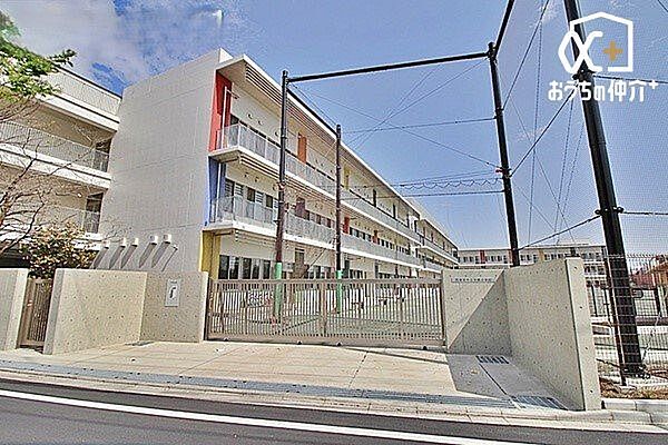 西東京市立中原小学校 徒歩1分。昭和34年開校。児童数916人、つくし学級54人(令和5年4月時点) 40m